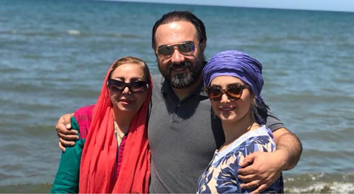 برزو ارجمند و همسرش در کنار دریا + عکس