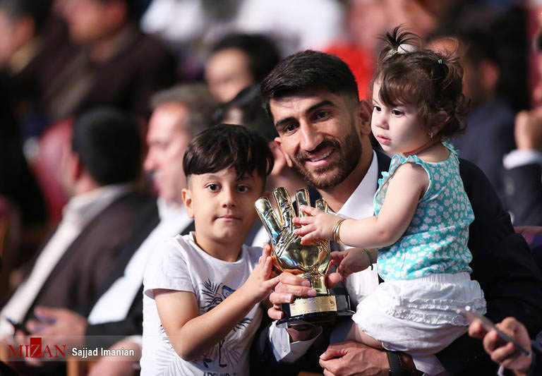 فرزندان بیرانوند در آغوش پدر + عکس