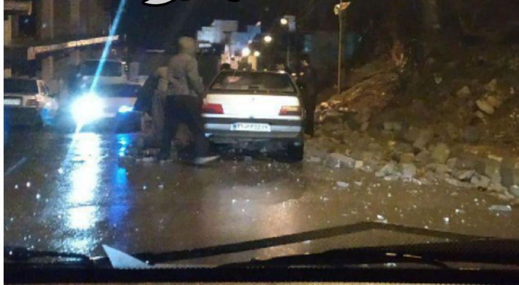 ریزش دیوار روی خودروها در اثر زلزله امشب + عکس