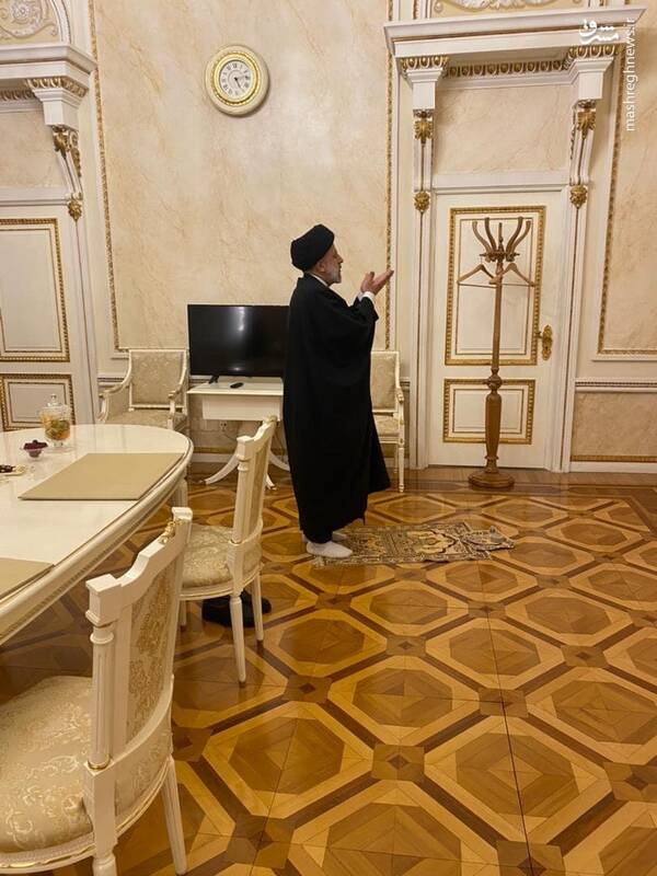 نماز خواندن رئیسی در کاخ کرملین + عکس - تلگرام آپ