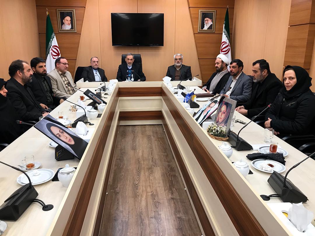 جلسه خانواده های داغدار حادثه اتوبوس دانشگاه آزاد با دکتر ولایتی + عکس