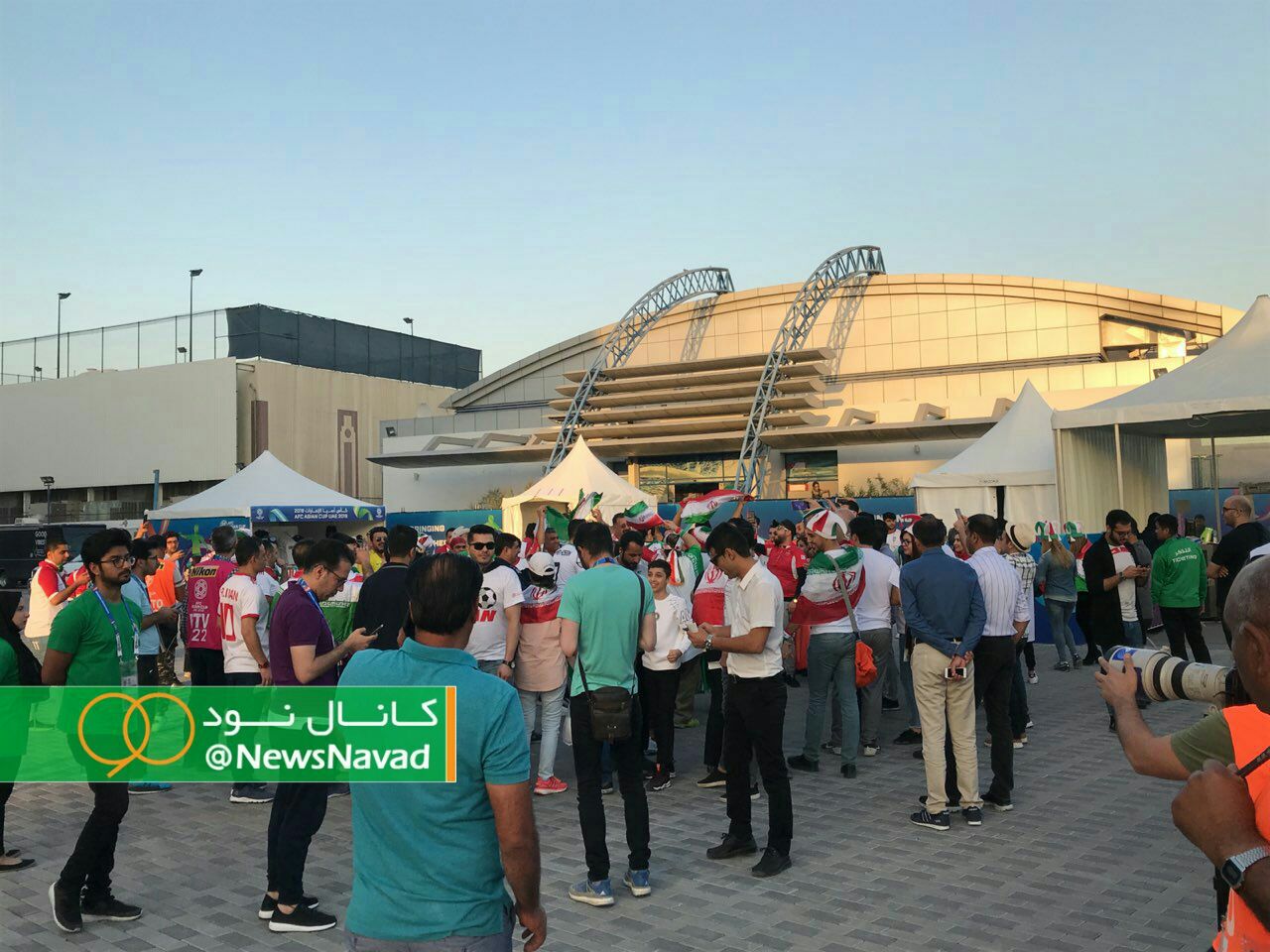 تجمع پر شور ایرانیان در محوطه ورزشگاه آل مکتوم + عکس