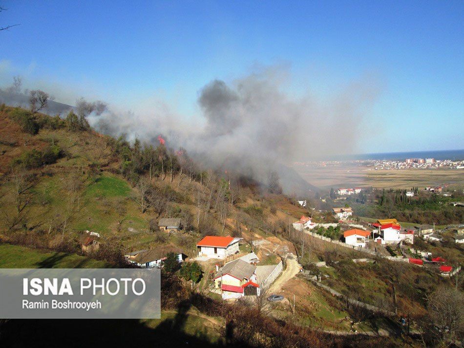 آتش سوزی گسترده در اراضی منابع طبیعی عباس آباد آستارا + عکس
