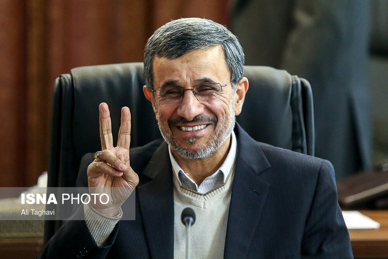 ژست های خاص احمدی نژاد در جلسه مجمع! + عکس