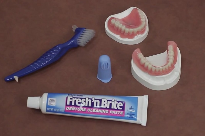 آیا می‌توانیم دندان مصنوعی را با مایع ظرفشویی بشوییم؟ 