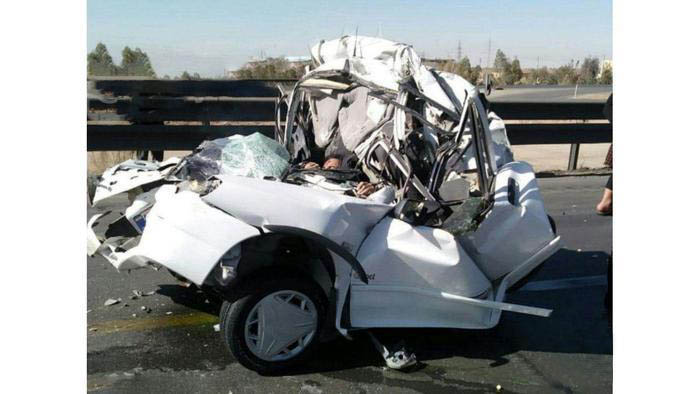 تصویر وحشتناک جسد راننده در پراید مچاله شده + عکس (۱۶ +)