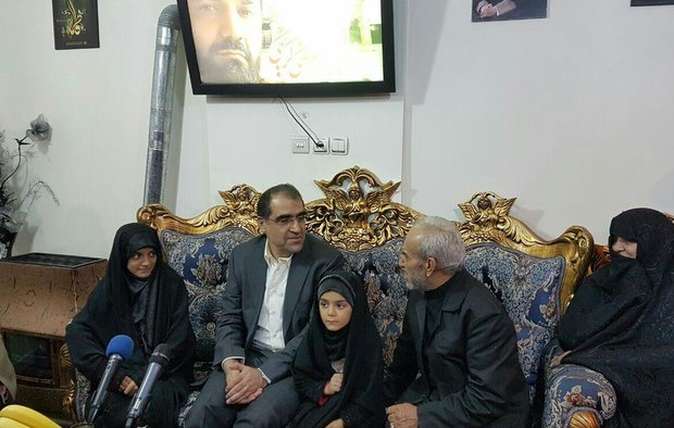 دیدار وزیر بهداشت با خانواده شهید مدافع حرم