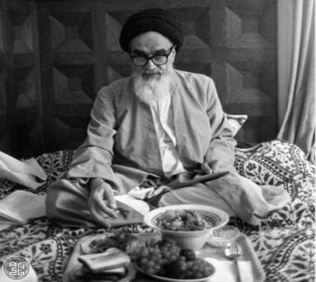  تصویری جالب از امام خمینى(ره) در نوفل لوشاتو هنگام صرف ناهار