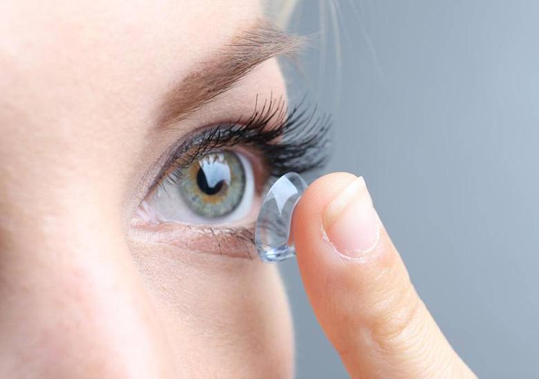 توصیه مهم چشم پزشکان به کسانی که از لنز استفاده می کنند 