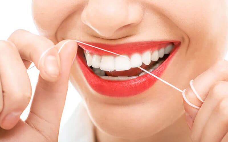 چرا نخ دندان کشیدن مهم است؟ چگونه نخ دندان بکشیم؟