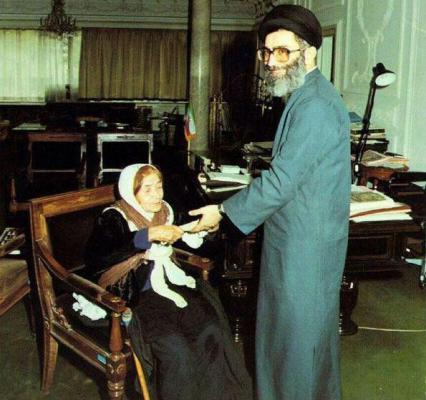 تصویری از رهبرانقلاب در دوران ریاست جمهوری در کنار مادر شهید