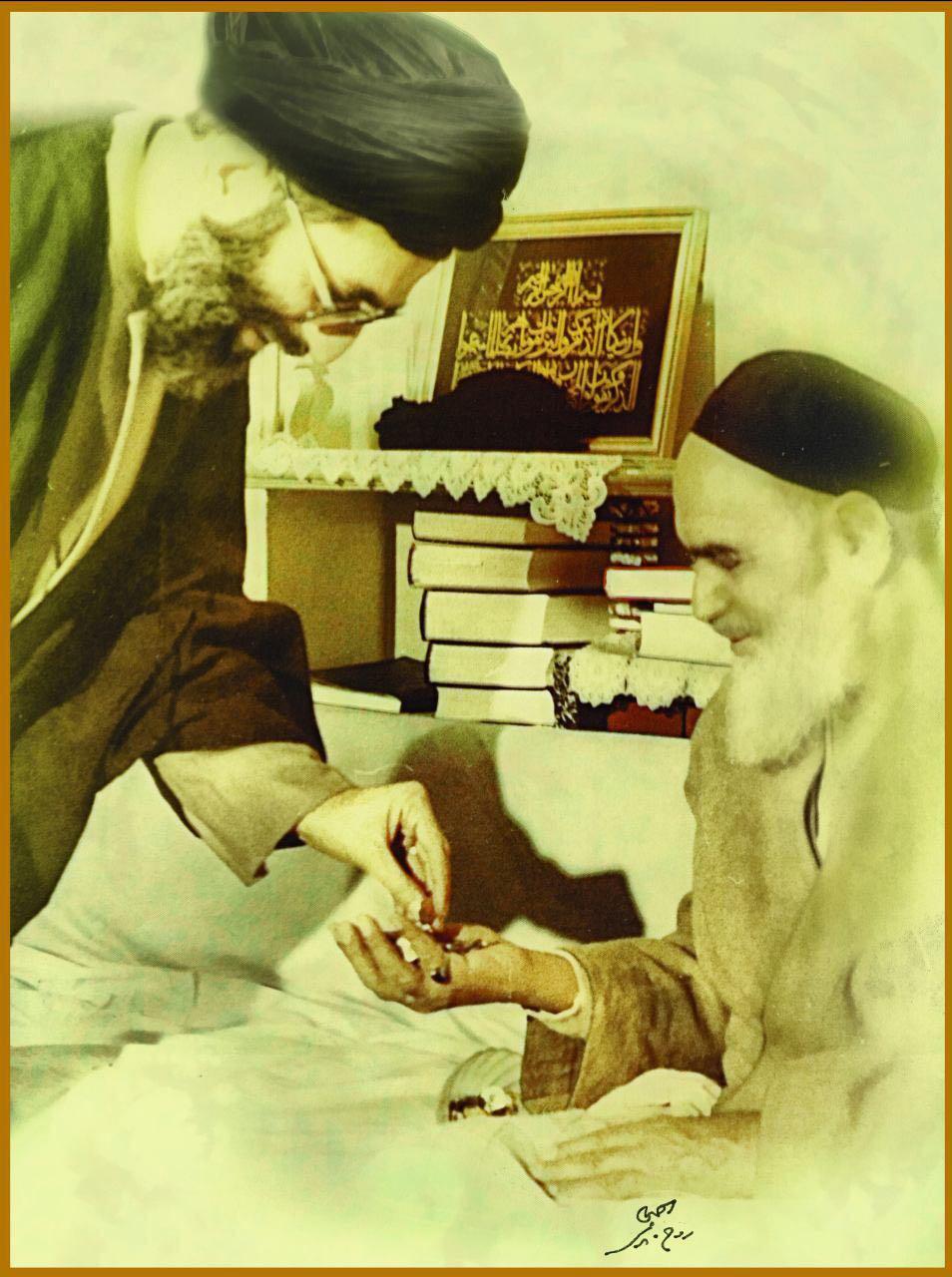 عکسی که امام  خمینی برای رهبر انقلاب امضا کردند 