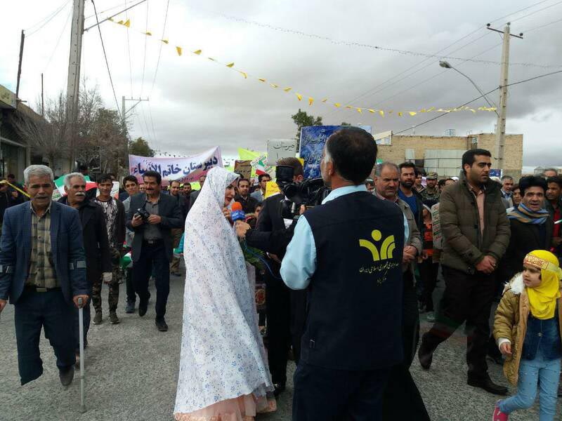 حضور عروس و داماد یزدی در راهپیمایی ۲۲ بهمن! + عکس
