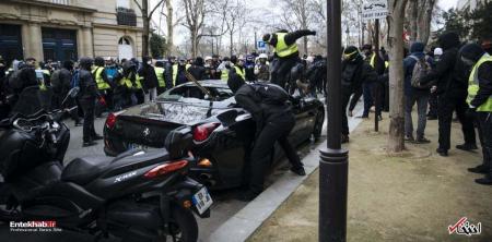 تخریب خودروی لوکس توسط معترضان در پاریس +‌ عکس