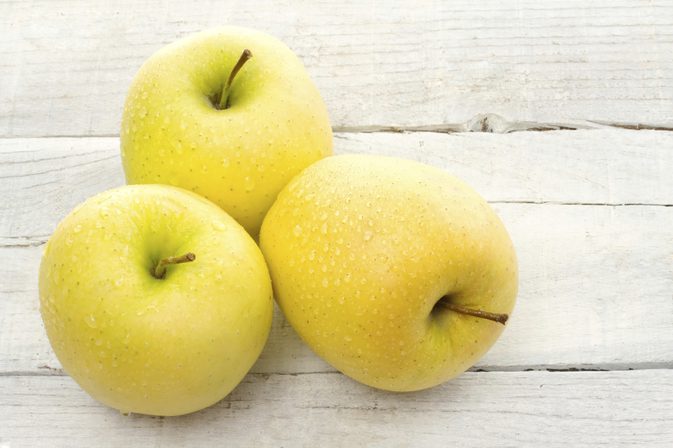  خواص شگفت‌انگیز سیب زرد، میوه‌ای گرم و شیرین