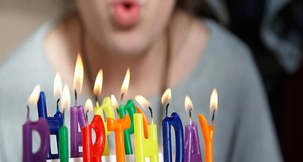 شمع کیک تولد را فوت نکنید