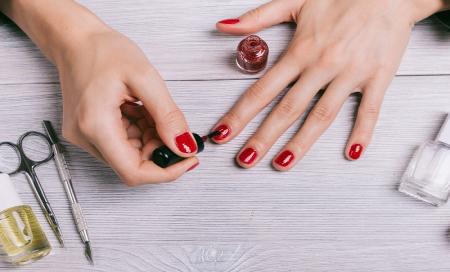 چگونه لاک ناخن مان را سریع خشک کنیم؟