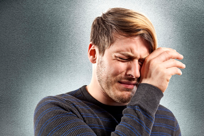 دلیل اصلی ترشح اشک پس از برخورد ضربه با بینی چیست؟