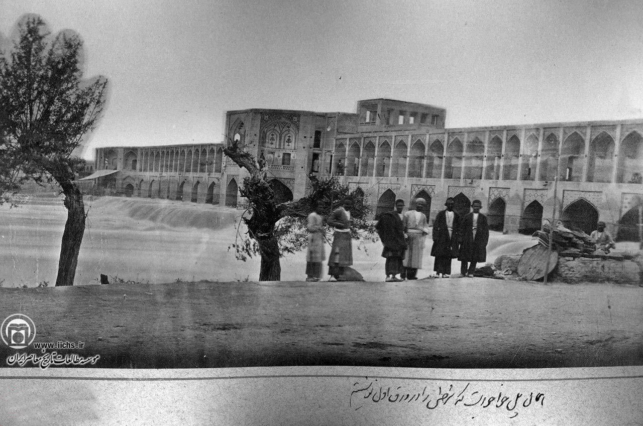 پل خواجو و زاینده رود خروشان در اواخر دوره قاجار + عکس