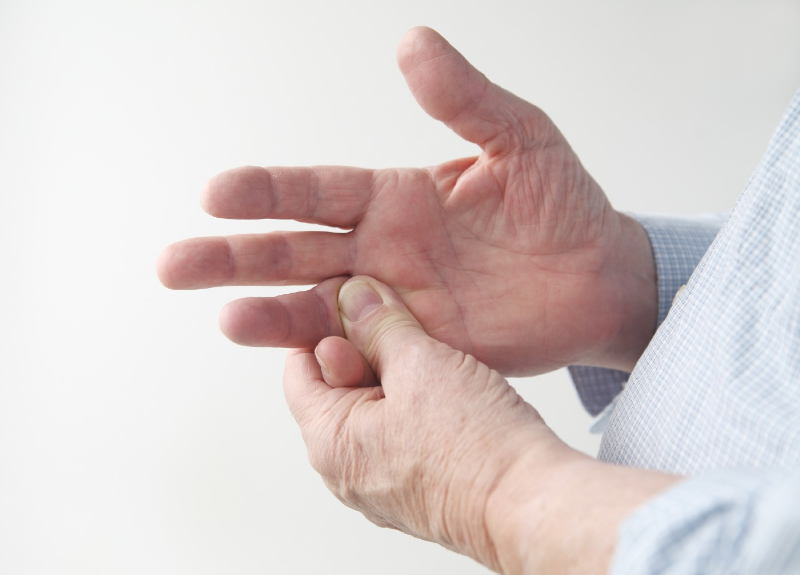 درد در نواحی دست راست نشانه چیست؟