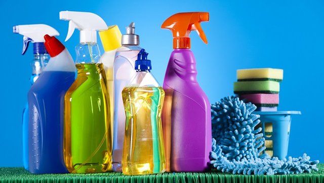 خطرات چشمی و تنفسی استفاده از شوینده های در خانه تکانی 