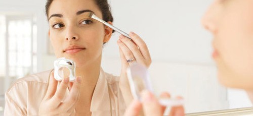 خطرات مصرف لوازم آرایشی در ماه‌های اولیه بارداری