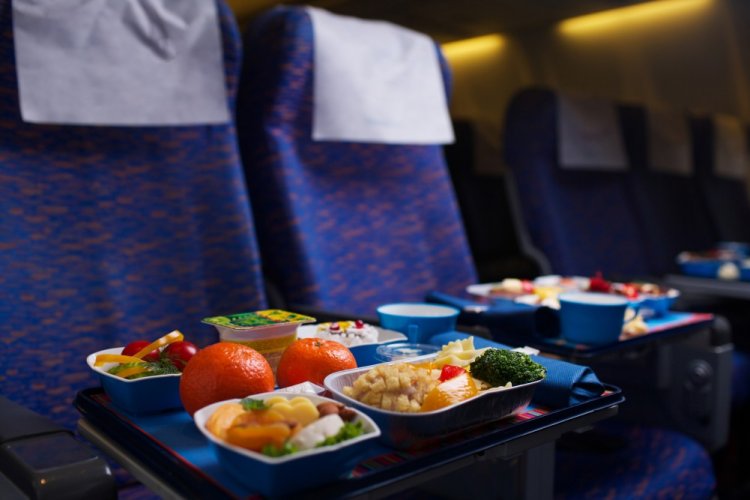  بهترین خوراکی‌ها برای سفرهای نوروزی هوایی