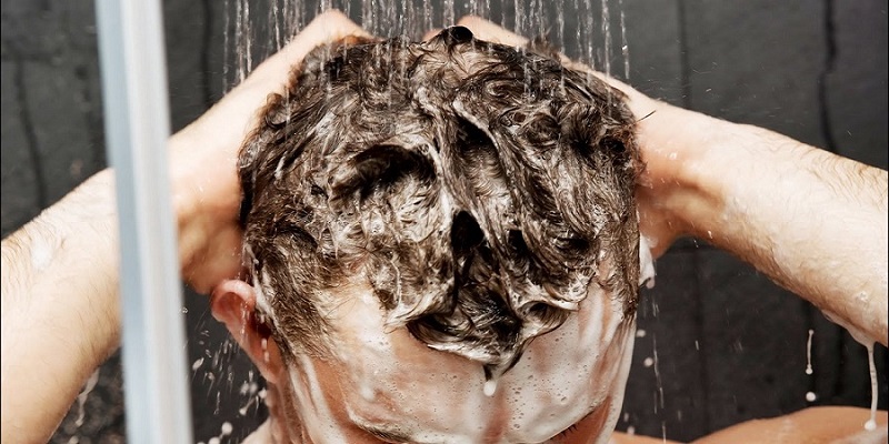  اشتباهاتی که در هنگام شستن مو‌ها مرتکب می‌شویم