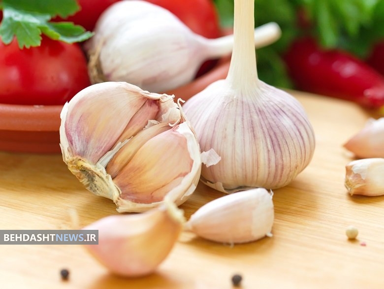 با سیب و کاهو از بوی سیر دهان خلاص شوید