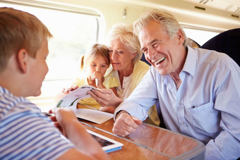 سفر با سالمندان و نکاتی که بهتر است بدانید 
