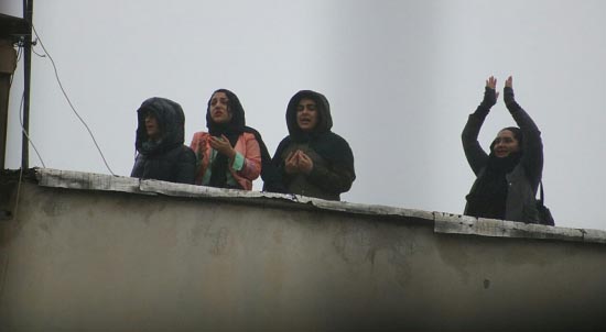 بانوانی که از پشت بام، برد نساجی را تماشا کردند + عکس