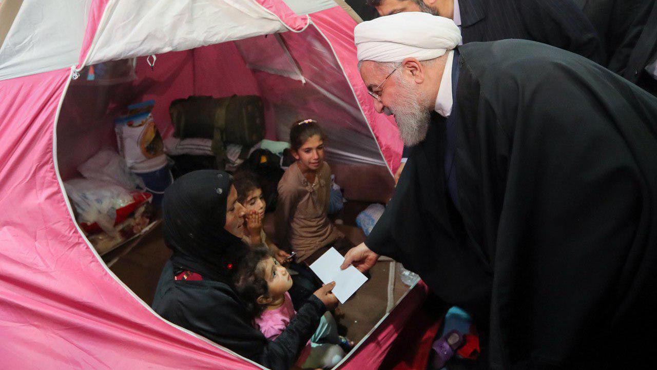 رئیس جمهور در چادر سیل زدگان خوزستانی + عکس