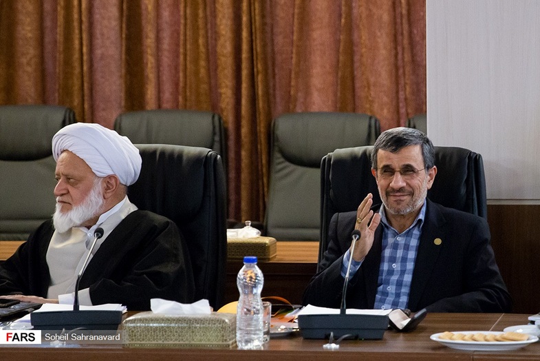 حرکات جالب احمدی نژاد در جلسه مجمع تشخیص مصلحت! + عکس