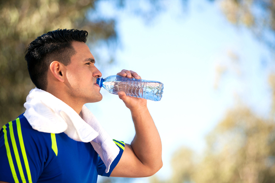 نوشیدن بیش از حد آب هنگام ورزش چه بلایی سرمان می آورد؟