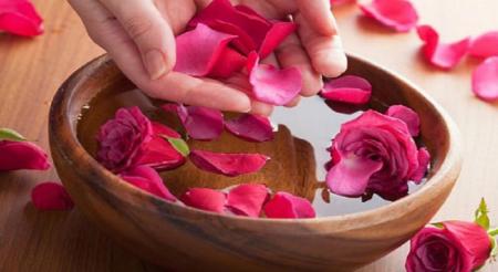 خاصیتهای  شگفت انگیز گلاب برای پوست 