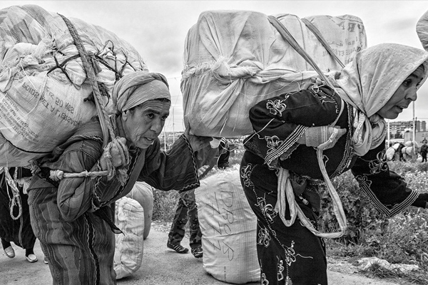 زنان کولبر در مناطق مرزی! +عکس