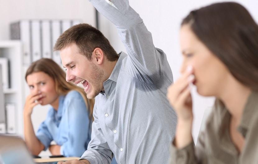 راهکاری‌های حل مشکل بوی بد عرق