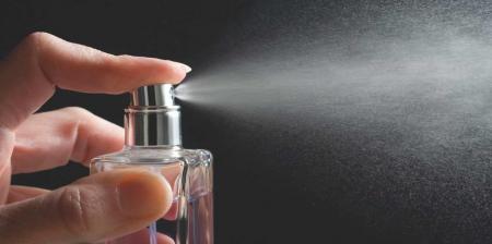 اثر اسپری کردن عطر روی پوست صورت 