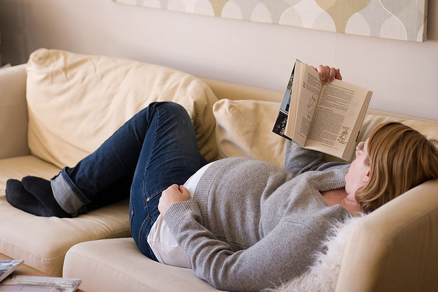 فواید بی‌نظیر کتابخوانی برای مادران باردار 
