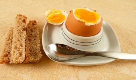خوردن تخم مرغ در وعده صبحانه برای این افراد مفید است