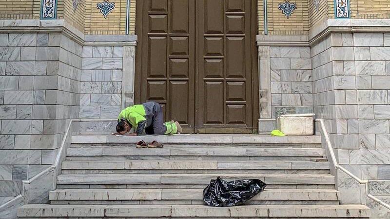 نماز اول وقت یک پاکبان + عکس