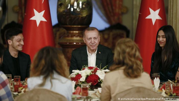 حضور مسعود اوزیل و همسرش در افطاری اردوغان +تصاویر