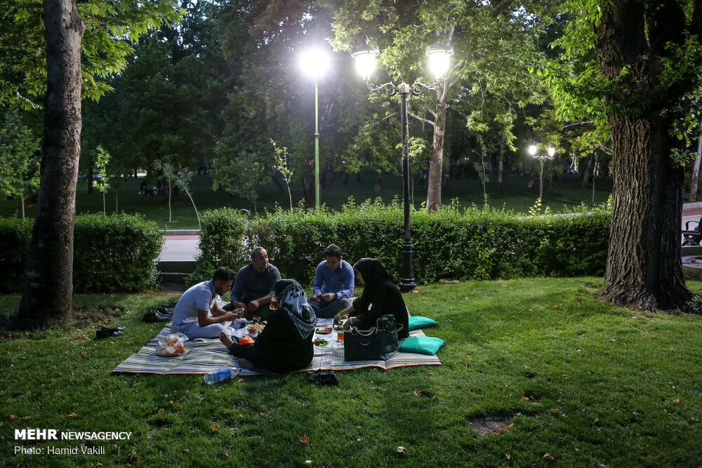 سفره های افطار جالب مردم در پارک ها + عکس