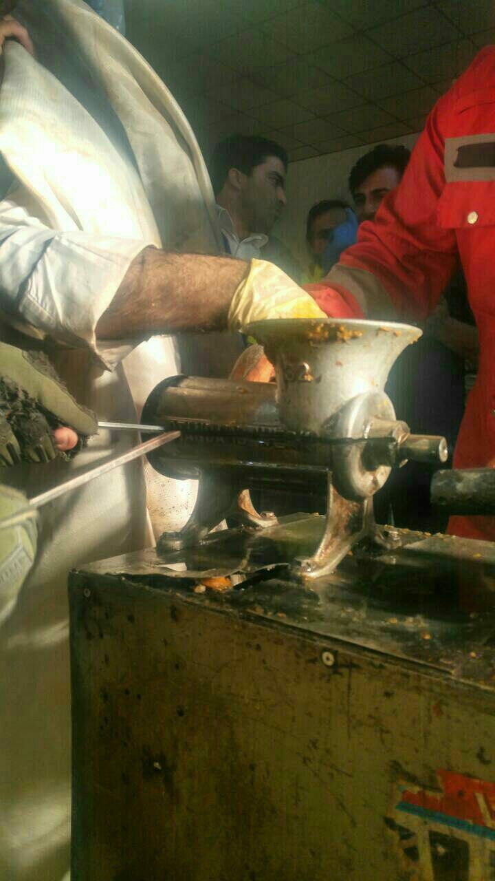 لحظه خارج کردن انگشتان از چرخ گوشت +عکس