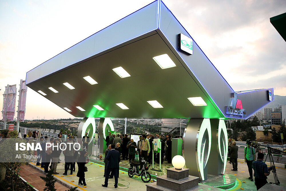 افتتاح نخستین جایگاه شارژ خودروهای برقی در برج میلاد تهران + عکس