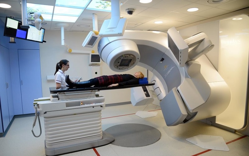 پرتودرمانی عوارض کمتری دارد یا اشعه ایکس؟
