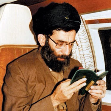 قرآن خواندن رهبر انقلاب در هواپیما +عکس