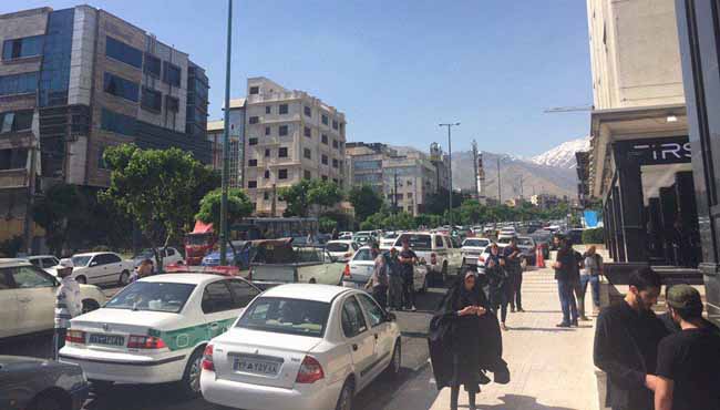 ازدحام جمعیت مقابل محل قتل میترا استاد + عکس