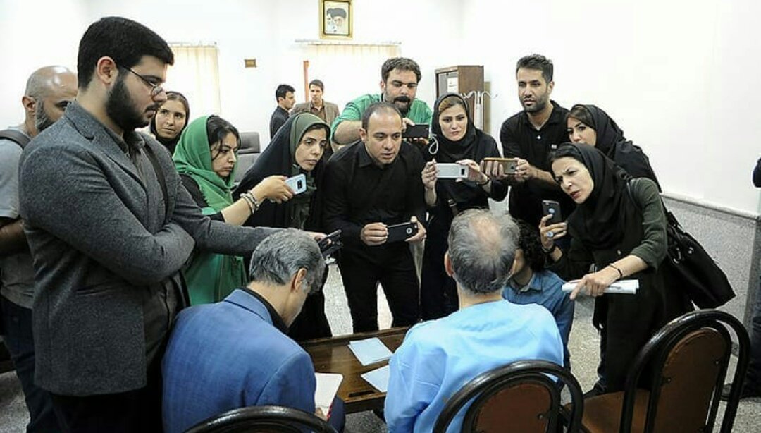 تصویری عجیب از نجفی در محاصره خبرنگاران در دادگاه