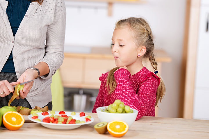 بهترین روش‌های تغذیه‌ای برای دختران از نوزادی تا دوران نوجوانی 